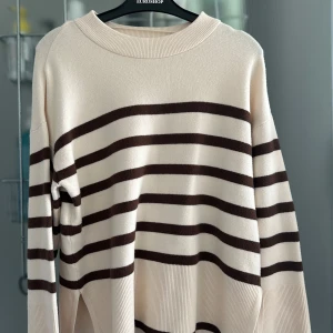 stickad tröja - Supermysig stickad tröja från Vero Moda. Helt ny aldrig använd finns inga skavanker på den. I stl M men passar även folk med S. Köpt för 500 jag säljer den för 350.