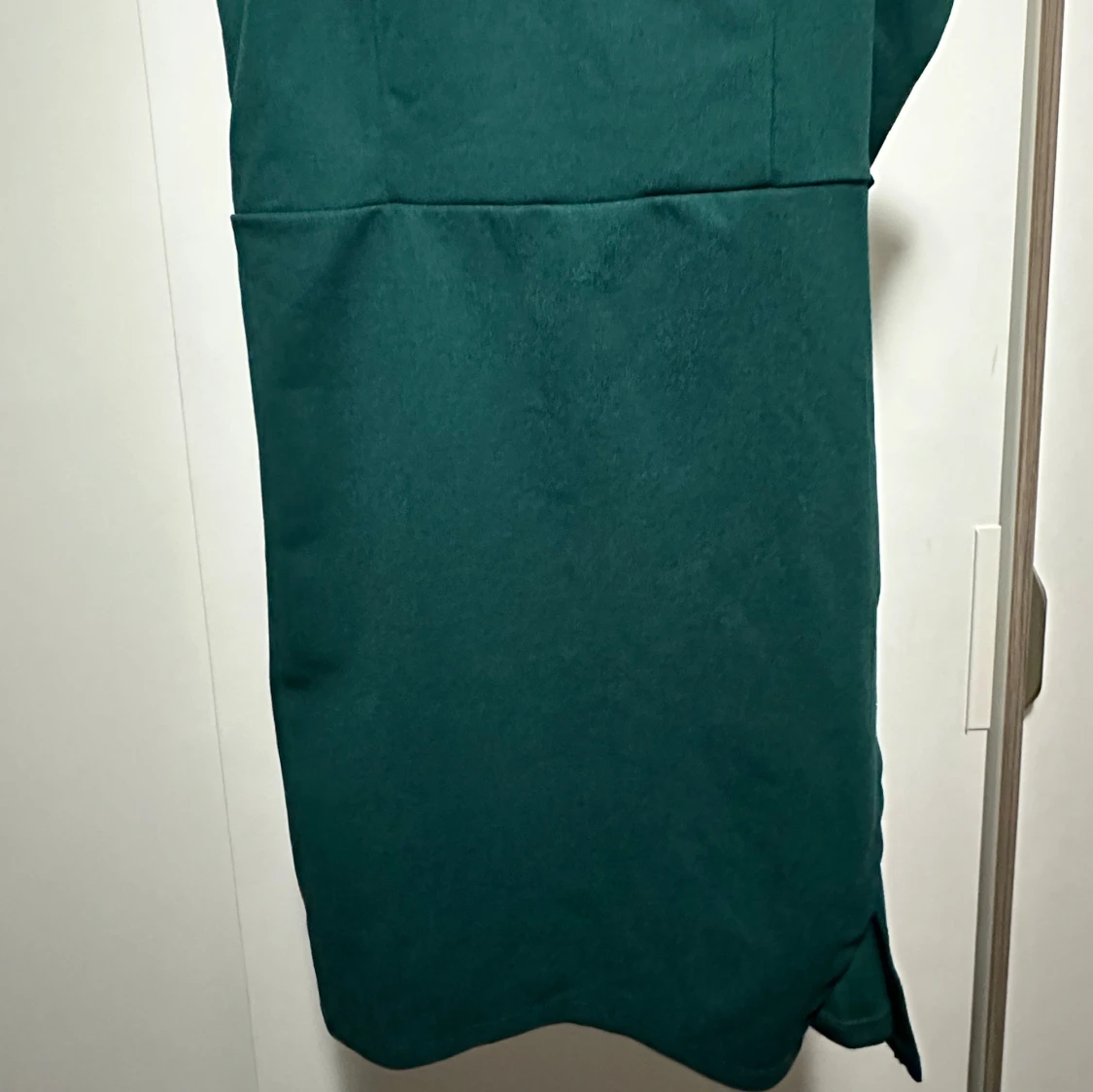 Mörkgrön kort klänning med v-ringning - 1