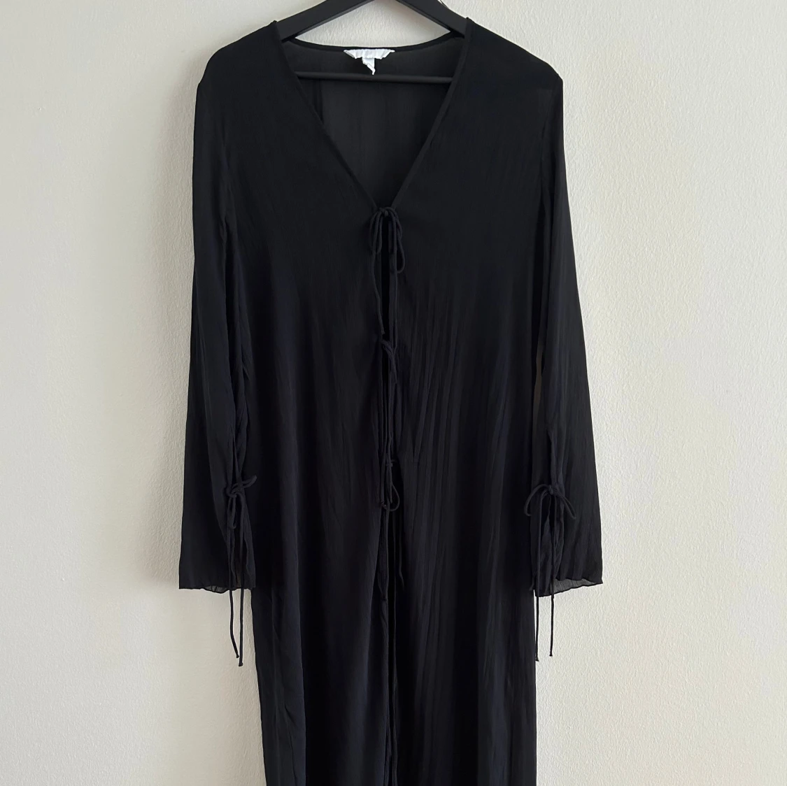 Svart långklänning med snörning