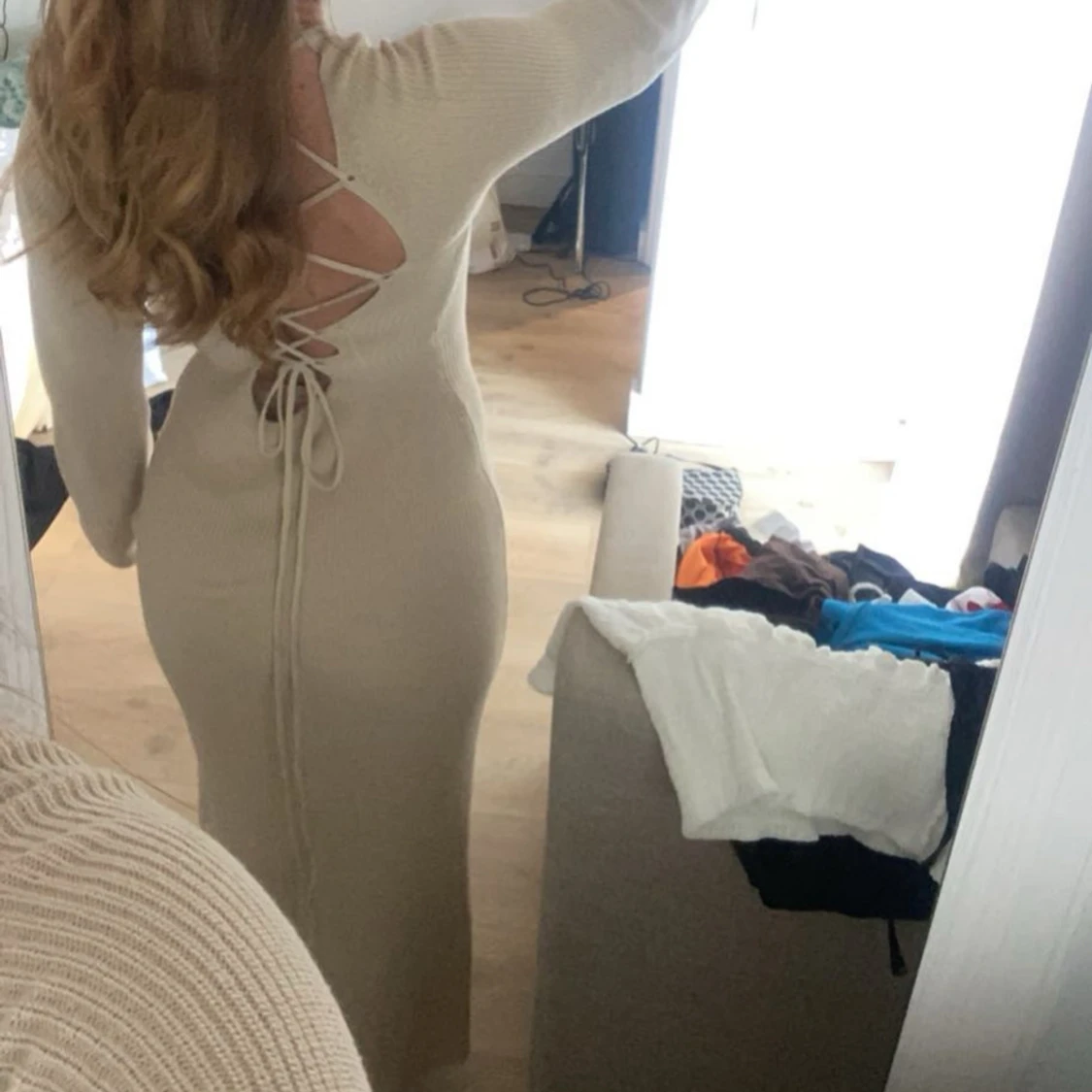 Beige ribbad långklänning med snörning - 3