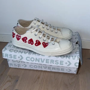 CDG Converse skor - Skick: 10/10! Endast testade inomhus, inga defekter | Beige/vit färg och är storlek 41.5, är 26.5 cm inuti skon | Box och skor ingår, boxen är sönder | Äkta såklart! | Pris kan diskuteras!