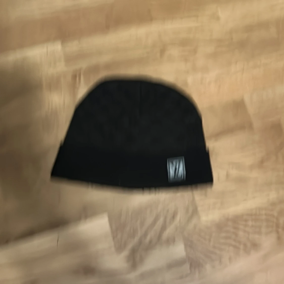 Svart mössa med patch