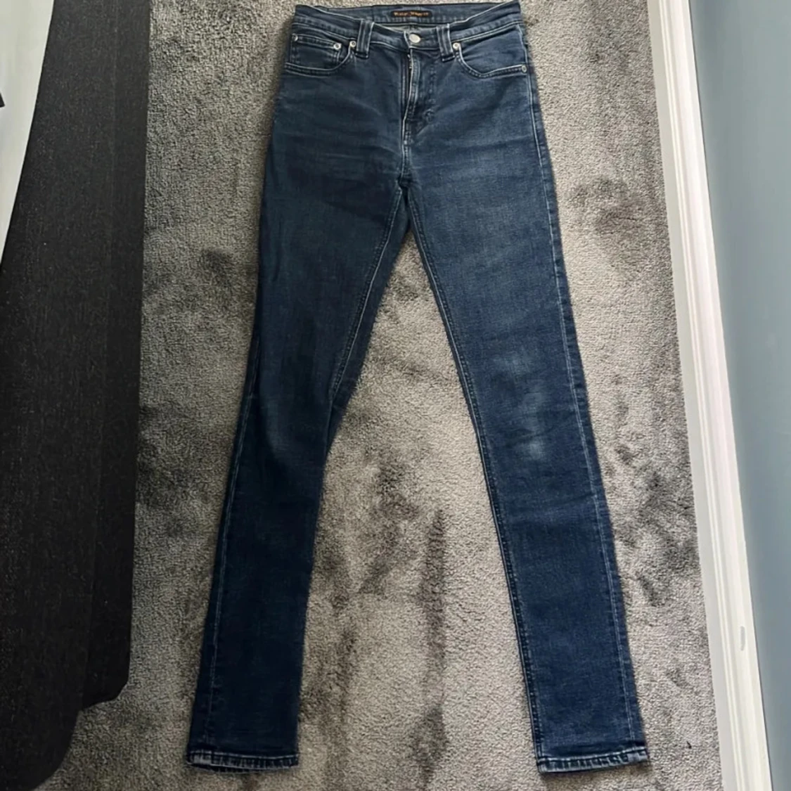 Mörkblåa nudie jeans. - 1