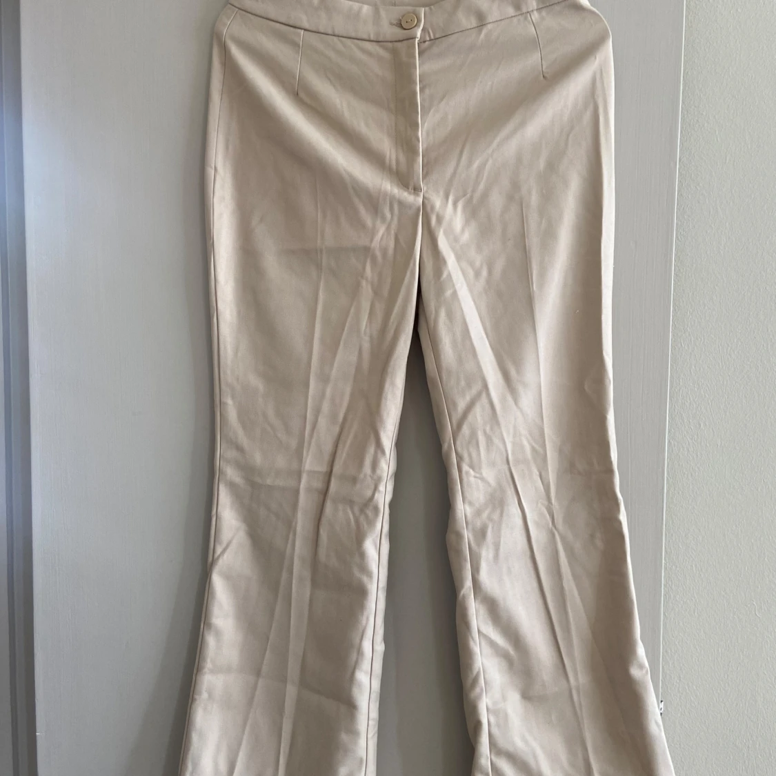 Beigea kostymbyxor, från Monki storlek 40