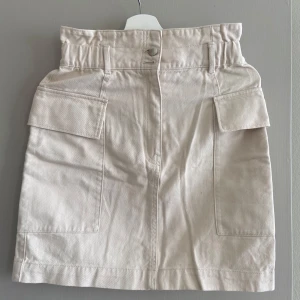 Beige jeanskjol från HM, storlek 38 NY  - Beige jeanskjol från HM, storlek 38. Ny med prislapp