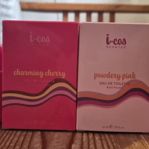 i-cos Charming Cherry & Powdery Pink 50 ml - Två Eau de Toilette från i-cos: Charming Cherry i en starkt rosa flaska och Powdery Pink i en ljusrosa flaska, båda 50 ml. Flaskorna har rundad form och färgglada förpackningar med vågiga mönster. Perfekt för dig som gillar fruktiga och pudriga dofter. Endast testsprayade. Båda för 145 kr + frakt.