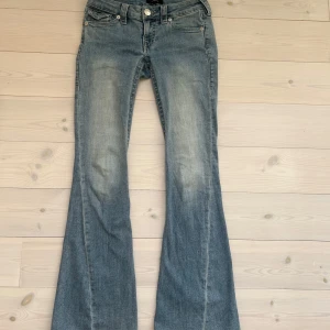 Bootcut jeans från true religion - Snygga ljusblå bootcut jeans från true religion i modellen low Rise flare i strl 24, passar bra i längden på mig som är 170 men funkar för kortare också! ❤️