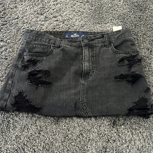 Svart lågmidjad Hollisterkjol  - Fin kjol som tyvärr är för liten, bara att höra av dig om du har frågor💓
