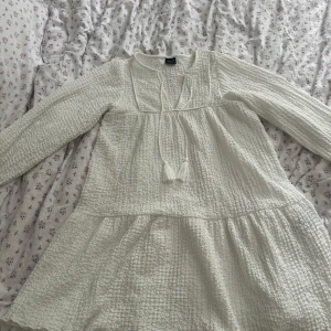 Vit boho-klänning med snörning - Superfin vit klänning från Gina Tricot i strl xxs