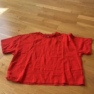 Röd oversized t-shirt i bomull - Enkel och snygg röd t-shirt i oversized modell. T-shirten har korta ärmar, rund halsringning och är gjord i mjuk bomull. Perfekt för en chill och avslappnad stil.