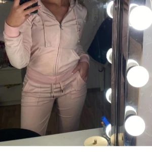  Juicy couture ljusrosa sett  - Jätte fina och i jättebra kvalitet och jag har knappt använt varken tröjan eller byxor 