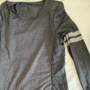 Gråa stronger träningset - Långärmad tröja+ tightsen