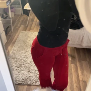 Röda juicy byxor - Säljer mina röda juicy byxor då dom är för små, dom är upp spräta på sömnen vid foten men inget som syns. Annars i bra skick