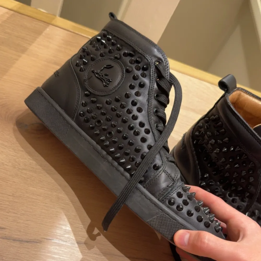 säljer mina gamla Christian Louboutin skor. Säljs låg pris pga en av skon saknar en tagg och dels är väldigt använda . Kengät.