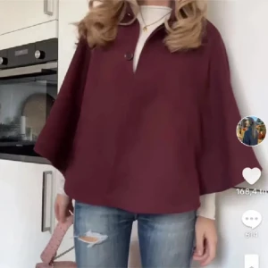 Vinröd poncho - Säljer nu min supersnygga vinröda poncho från HM! Så otroligt snygg och passar perfekt som vårjacka ❤️ Köpt på plick men har själv aldrig använt den💕 Helt slutsåld och går ej att få tag på!