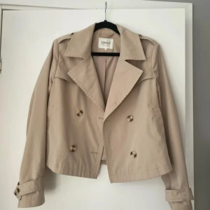 Superfin trench coat - Säljer denna superfina trench coaten från Only💗Storlek S