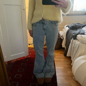 Blå bootcut jeans - Säljer ett par snygga blå bootcut jeans med låg midja. Älskar verkligen dessa jeans eftersom dom är lite unika. Fint skick!