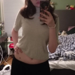 Beige-grå polotröja från Filippa K - Säljer en stilren polotröja från Filippa K. Tröjan har en hög krage och är tillverkad i ett mjukt stickat material. Passformen är normal och ärmarna är medel långa. Jättemysig och snygg! Hör av dig vid frågor 💕