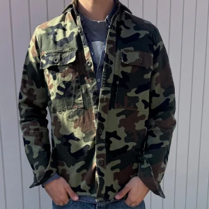 Samsoe samsoe kamouflage overshirt   - En snygg Samsoe samsoe Camouflage overshirt! - Helt perfekt skick - Storlek S/M - Skriv vid frågor! 🌟