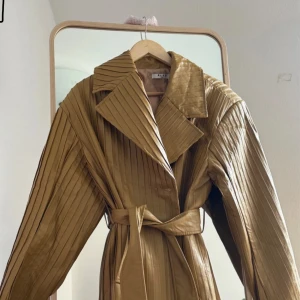Oversized PU trench NA-KD - Strl XS aldrig använd, vadderade axlar