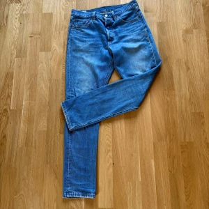 Blåa Levi's 501 Skinny Jeans - *pris går o diskuteras* Säljer ett par klassiska blå Levi's 501 Skinny jeans. De är tillverkade i 100% bomull och har en snygg skinny passform. Perfekta för en stilren look.