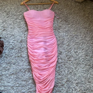 Balklänning  - Säljer en elegant rosa axelbandslös klänning med rynkade detaljer. Perfekt för bal eller en sommarklänning, aldrig använd💖.passar både storlek XS & S.  Pris kan diskuteras