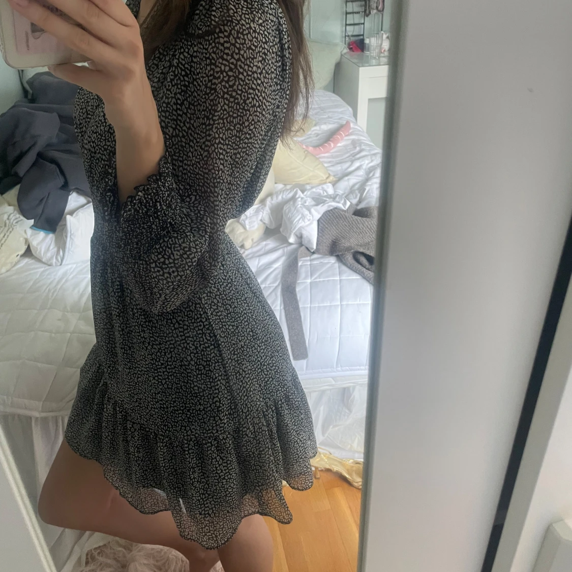 Svart och vit mönstrad klänning - 1