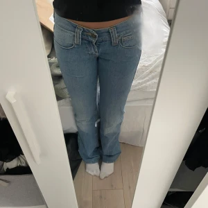 Lågmidjade blå jeans med raka ben - Säljer ett par blå jeans med låg midja och utsvängda ben. Varit favoritjeansen länge men nu är det dags att uppdatera garderoben. Långa i benen på mig som är 175🥰