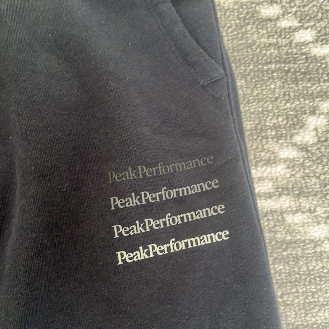 Mörkblåa mjukisbyxor från Peak Performance - 4