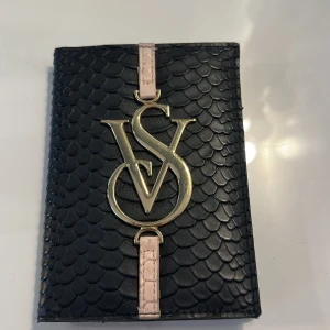 Plånbok från Victoria's Secret - Hej säljer min vintage plånbok från VS, den är i nyskick, aldrig använt. 