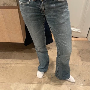 Levis ljusblå jeans - Säljer ett par jätte snygga lågmidjade Levis jeans. Dem är utsvängda och passar till allt❤️ köpte dem secondhand. Dem har en lapp på rumpan!