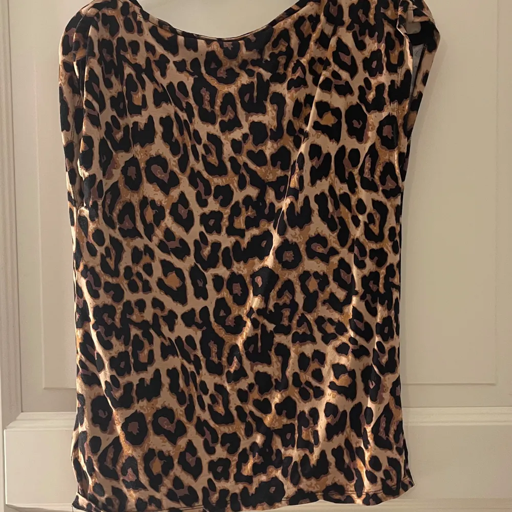Säljer en snygg leopardmönstrad topp i beige och svarta toner. Toppen sitter tight och är tillverkad i ett jätte svalt och mjukt material🥰 . Yläosat.