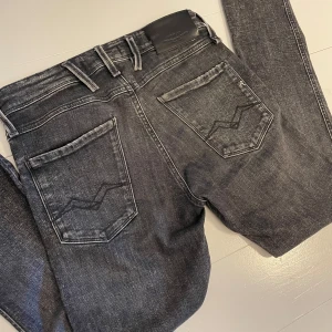 Replay anbass aged 05  - Replay anbass - mycket bra skick 9,5/10 - 28/32 - sjukt fet färg med lite slitningar - modell aged 05 - hör av er vid funderingar🙌