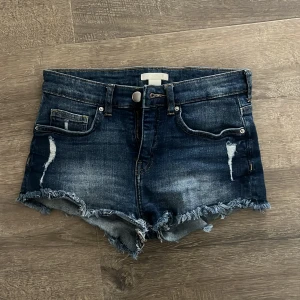 Mörkblå jeansshorts  - Säljer dessa snygga shorts som tyvärr inte kommer till användning. Perfekta nu inför sommaren. 