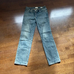 Blå raka jeans från Neuw - Säljer ett par klassiska blå jeans från Neuw, modell MIA. Jeansen har rak passform, normal midja och femficksdesign. Perfekta för dig som gillar en tidlös stil med vintagekänsla. Fint märke och nypriset ligger på 1300kr, använd fåtal gånger💕