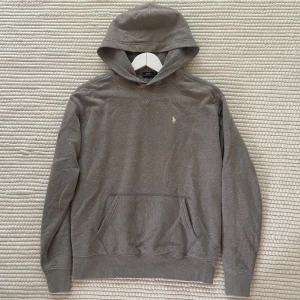 Ralph lauren hoodie - Säljer nu denna sjukt snygga Ralph lauren hoodie. Storlek S, men sitter lite stort. Nypris 1800kr, mitt pris endast 699kr. Skick 9/10 - pyttelite nopprig samt är snörena borta. Hör av er vid funderingar!