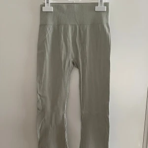 Leggings, utsvängda gymbyxor  - Oanvända ribbade gym byxor. Tveka inte med att fråga :)