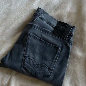 Replay jeans  - Mörkgråa replay jeans med slitningar. Riktigt feta och har en skön passform. Passar till allt. Storlek 30