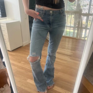 Trendiga jeans - Trendiga jeans med hål från zara. Köpta för 3 år sedan och finns därför inte kvar från zaras hemsida. Storlek 38 men passar mig som vanligtvis är 36. Snygg och skön modell!