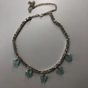 Halsband med fjärilar - ❗️SKRIV T MIG VID KÖP ❗️Charmigt halsband med glittrande strass och hängande turkosa fjärilar. 