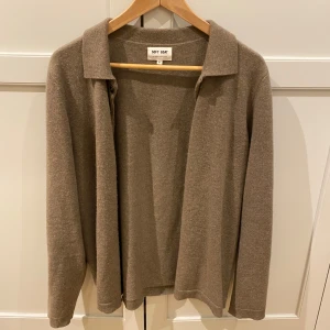 Sweatshirt i kashmir från Soft Goat - Säljer en stilren beige kofta från Soft Goat i mjuk kashmir. Koftan har klassisk krage, knäppning framtill och långa ärmar. Perfekt för lager-på-lager och en avslappnad men snygg look. Storlek M 100% kashmir 