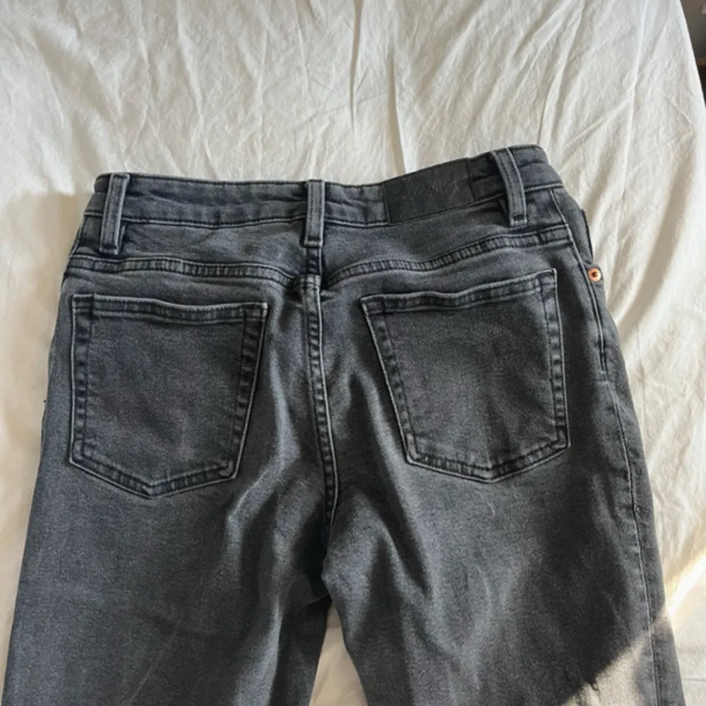 Svarta low waist bootcut jeans. lite slitna längs ned. Farkut & Housut.