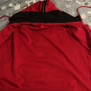 Röd hoodiekofta  med matchande byxor från Hugo boss sällsynt model  - Röd hoodiejacka från BOSS med svart innerfoder i huvan och svarta detaljer. Jackan har dragkedja framtill, två fickor och justerbar luva med snören. Perfekt för en sportig och avslappnad stil. Gammal kollektion från Hugo boss som är köpt från Nk för några år sen,storlek s på koftan passar även m och byxorna m 