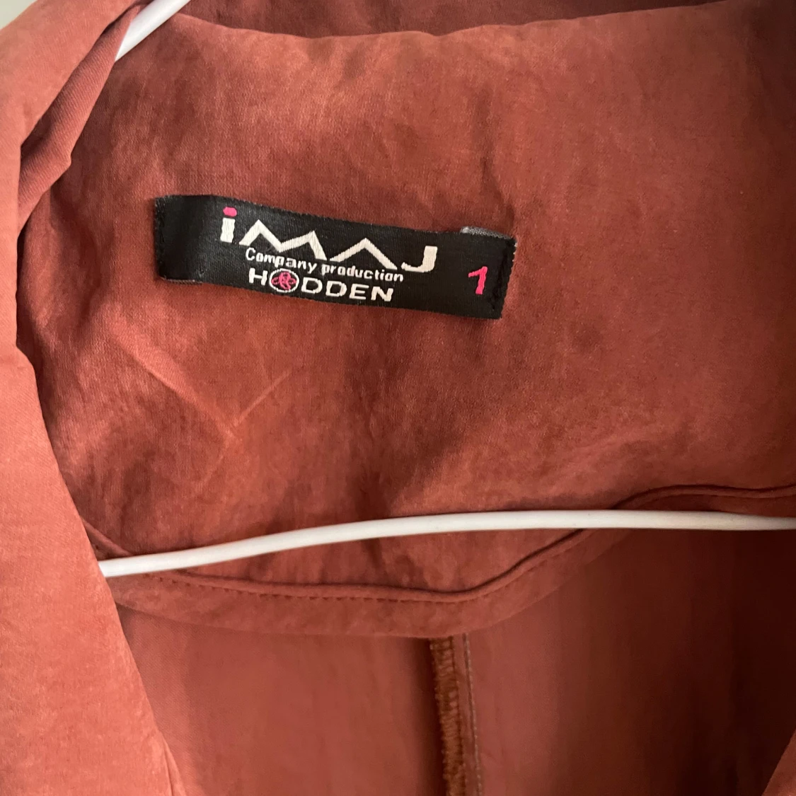 Rostfärgad trenchcoat från IMAJ - 4