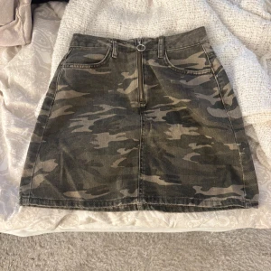 Camouflage kjol från Denim Co. - Nyskick, aldrig använd! Storlek 36 men passar även 34 bra🤗