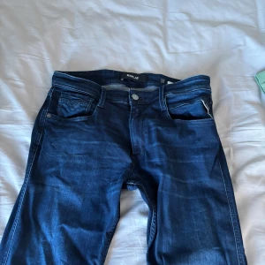 Replay jeans! - Säljer nu replay jeans för bra pris och som är i bra skick, jeansen passar till allt och är snygga. Storleken är 31 i midjan och 34 längden.