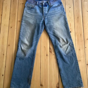 Levi’s 501 90s - W30 L32 - Skitsnygga Levi’s 501 90s Storlek W30/L32, men kolla mått För mig (1.86cm kille) passar dom som typ W32/33 L33/34  Lite slitet och fläckigt på baksidan, längst ner (se bilder)  Mått - se sista bilderna!  Ligger uppe på Vinted också