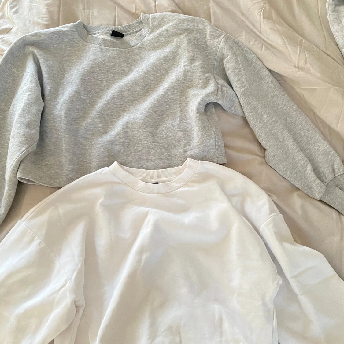 Grå & vit croppad sweatshirt - 2