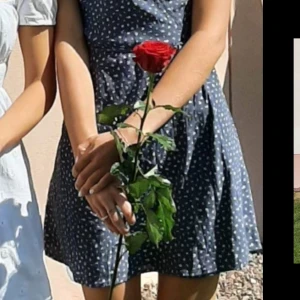 Mörkblå kortklänning - Supersöt mörkblå klänning.Klänningen har en klassisk, feminin siluett och är ärmlös, perfekt för varma dagar. Lätt och luftig, passar perfekt till sommaren.