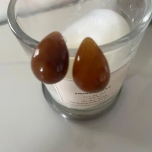 Bruna droppformade örhängen - Snygga bruna droppformade örhängen med en glansig yta. Perfekta för att ge en elegant touch till din outfit.